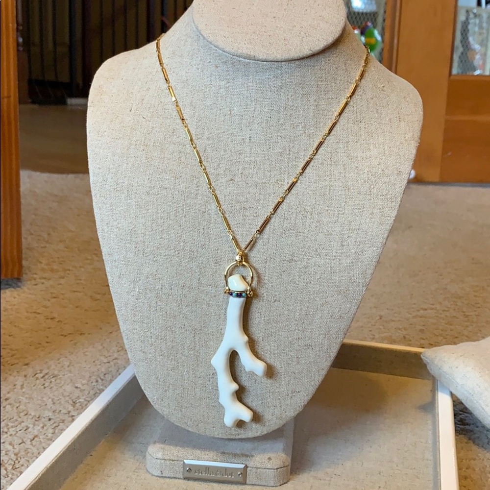 Stella & Dot Cameron Pendant Necklace